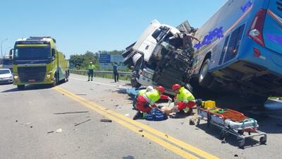 zderzenie autobusu z ciężarówką