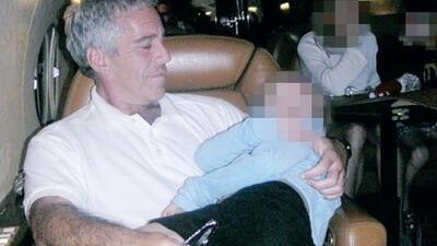 fotografia Jeffreya Epsteina na pokładzie jego prywatnego samolotu (tzw. „Lolita Express”)