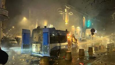 spalony radiowóz przez terrorystów Antify w Turynie