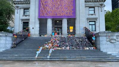 oddanie hołdu dzieciom ze szkoły w Kamloops przed Galerią Sztuki w Vancouver 6 czerwca 2021 r.