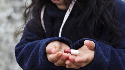 kapsułka w rękach dziecka