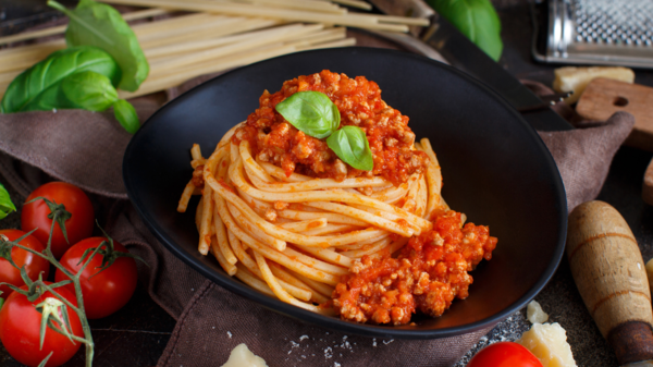 makaron z pomidorami. i parmezanem