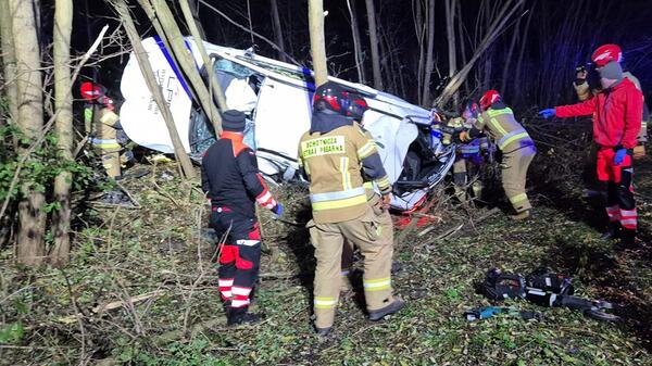 Samochód wypadł z drogi i wbił się między drzewa. Kierowca zginął na miejscu