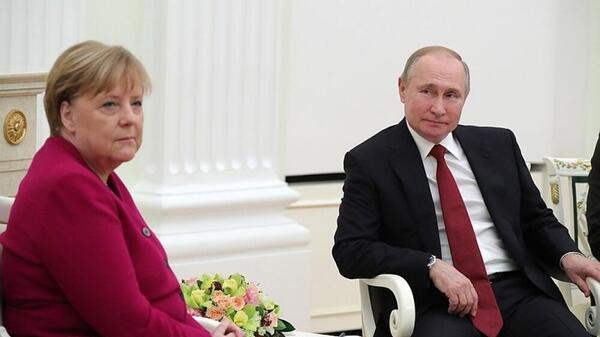 Znana z uległości wobec kremlowskiego satrapy dawna obywatelka Niemieckiej Republiki Demokratycznej i działaczka komunistycznej młodzieżówki FDJ usiłuje tłumaczyć w książce swój prorosyjski kurs