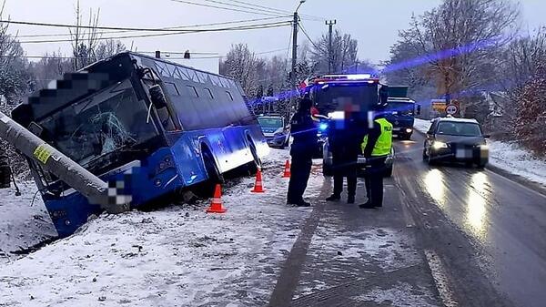 Kierowca autobusu chciał uniknąć kolizji, pojazd wylądował na słupie