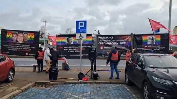 Proliferzy pikietują przed komendą policji