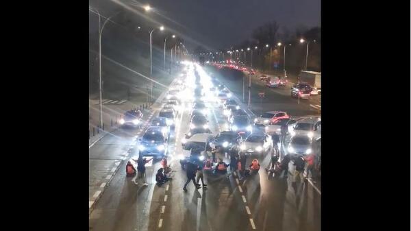 Aktywiści Ostatniego Pokolenia kolejny raz zablokowali dzisiaj Wisłostradę