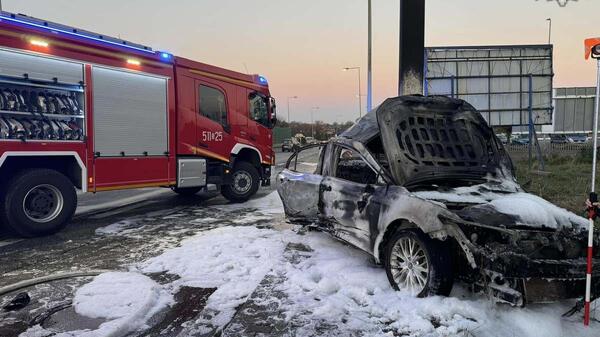 Auto w płomieniach, kierowca spłonął