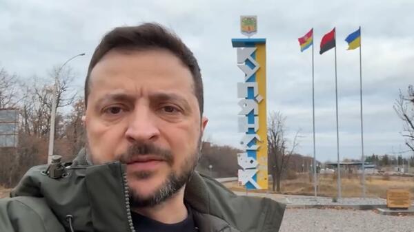 Zelensky na tle flagi organizacji odpowiedzialnej za ludobójstwo na Wołyniu