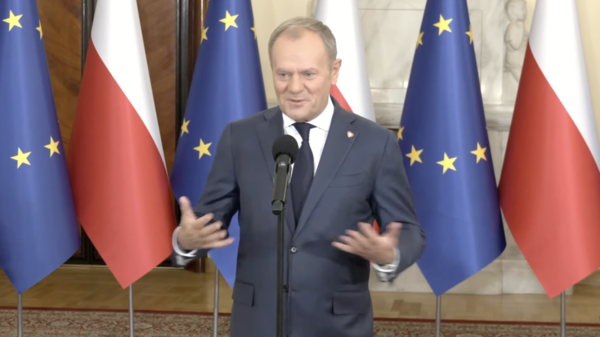Polacy na chwilówkach, Tusk w drogich ubraniach. ZAWRZAŁO: „Powinien być w pasiaku”