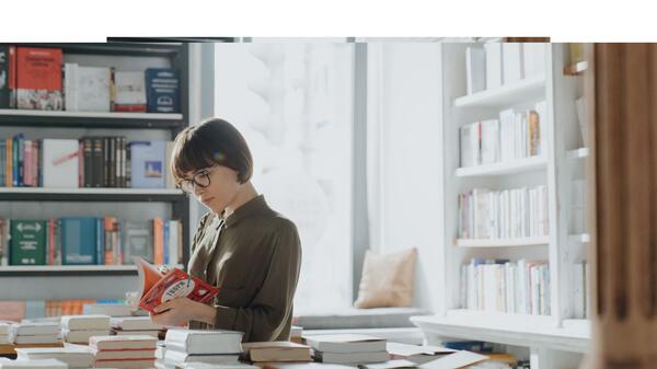 Ponad 82 proc. Polaków deklaruje, że czyta książki, z czego połowa kupuje egzemplarze papierowe, e-booki lub audiobooki