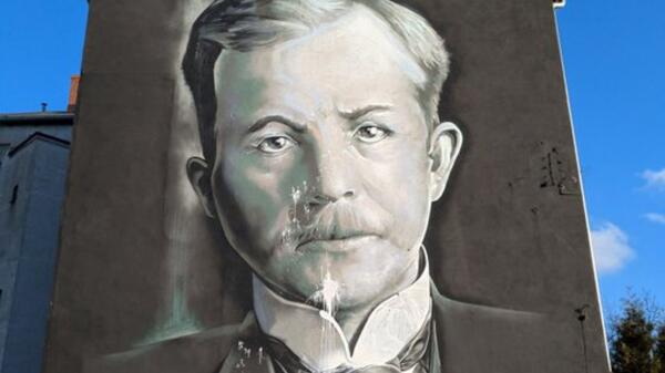 Mural zdrajcy Gōrnego Ślōnska, we Katowicach, ôbciepany farbōm. Co ô tym myślicie?, czytamy na profilu społecznościowym organizacji autonomistów Ślōnskŏ Ferajna