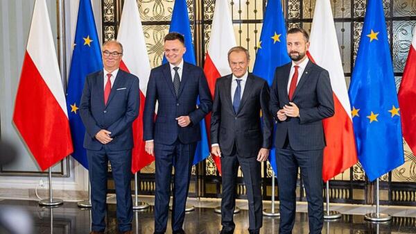 Koalicjanci przeszli do ataku! Tusk i Hołownia wymieniają ciosy