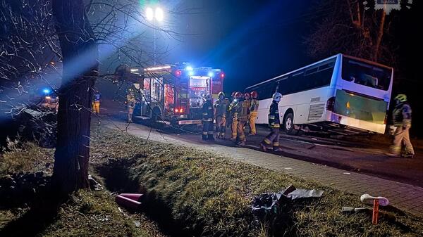Tragiczny wypadek z udziałem osobówki i autobusu
