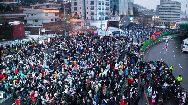 protestujący przeciw aresztowaniu zawieszonego prezydenta