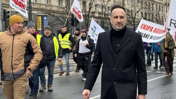 Wzywam do bojkotu wszystkich firm, które chcą uczestniczyć w niszczeniu wolności słowa - zaapelował parlamentarzysta