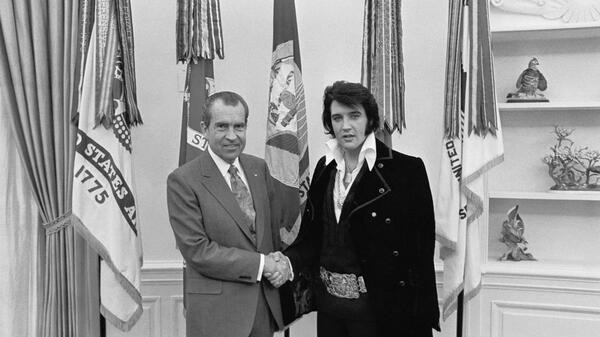Elvis Presley nie krył swoich prawicowych poglądów. Na zdjęciu piosenkarz z prezydentem Nixonem