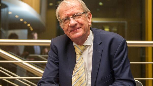 Jeżeli chcemy zapomnieć, co było wczoraj, to można wmówić każdemu, że to, co jest dzisiaj, jest inne, niż naprawdę jest - podkreśla prof. Roszkowski