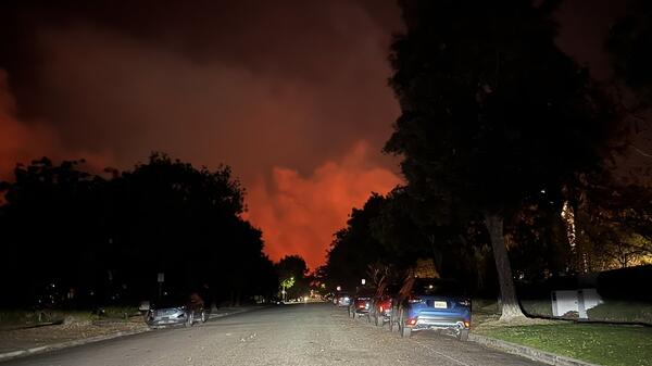 ogień pożarów widoczny z Santa Monica