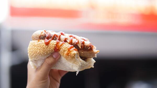 Nienawiść do Stanów Zjednoczonych spowodowała wpisanie na listę przestępstw spożywanie hot-dogów