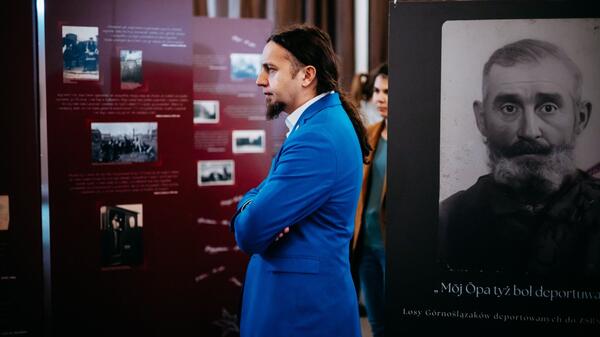 Łukasz Kohut, europoseł z Koalicji Obywatelskiej Tuska, zapowiedział na dziś otwarcie w polskim Senacie wystawy o, jak to nazwał, Tragedii Górnośląskiej, która, w jego przekazie, była - rzezią Ślązaków i naszych Niemców ze Śląska w 1945 roku