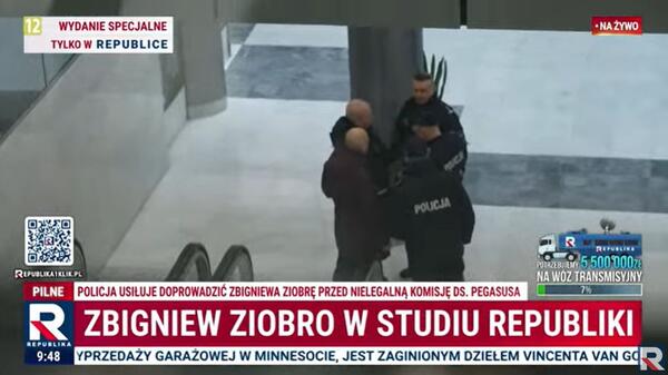 policja przed Domem Wolnego Słowa