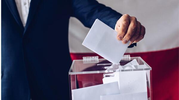 Sondaż: PiS zrównał się z KO