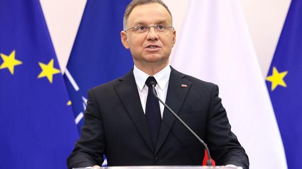 Mamy do czynienia z całą serią powtarzających się i trwających rażących naruszeń prawa ze strony różnych osób, które dzisiaj sprawują władzę wykonawczą - powiedział prezydent RP