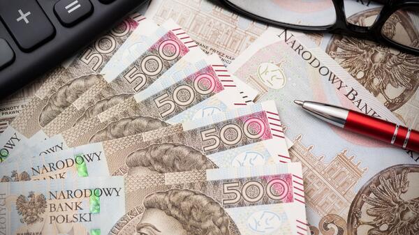 W efekcie wciąż niezrealizowanej obietnicy przeciętna polska rodzina straciła aż 7200 zł. Eksperci są bezwzględni dla koalicji 13 grudnia - przewidując w czasie kolejnych lat jej rządów: jeszcze więcej podatków, rosnącą drożyzna i kolejne puste obietnice