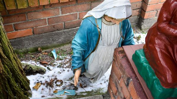Sprawca profanacji, najprawdopodobniej używając metalowego pręta, uderzył w figurę z dużą siłą, powodując poważne uszkodzenia