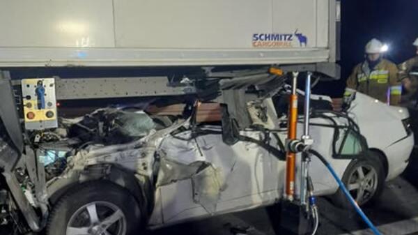 Poważny wypadek na A2. Osobówka wbiła się w ciężarówkę