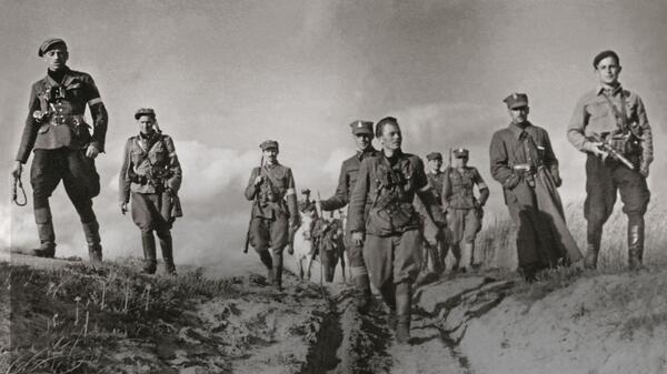 W latach 1944/45- początek lat 50. przez zbrojne podziemie przewinęło się łącznie ok. 200 tysięcy osób