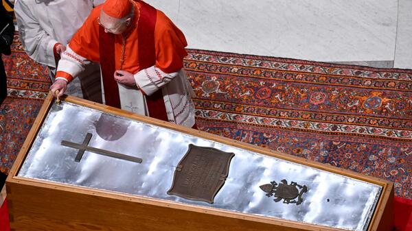 trumna z papieżem Franciszkiem