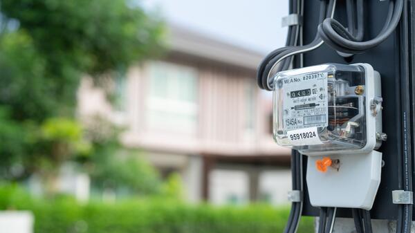 Zgodnie z obecnymi przepisami, do końca czerwca gospodarstwa domowe nie płacą opłaty mocowej, a do końca września ceny energii dla konsumentów zostały zamrożone na poziomie 500 zł za MWh