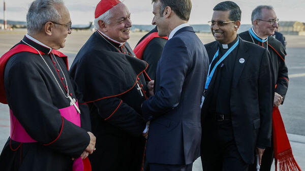 kardynał Aveline i Emmanuel Macron