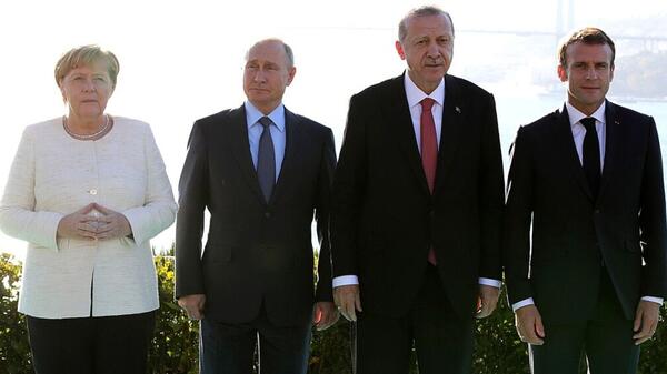 Angela Merkel z prezydentami Rosji Władimirem Putinem, prezydentem Turcji Recepem Tayyipem Erdoğanem i prezydentem Francji Emmanuelem Macronem. Zdjęcie wykonano cztery lata po pierwszej agresji Rosji na Ukrainę - w 2018 roku