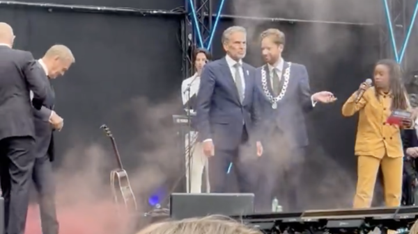 donald tusk świeca dymna
