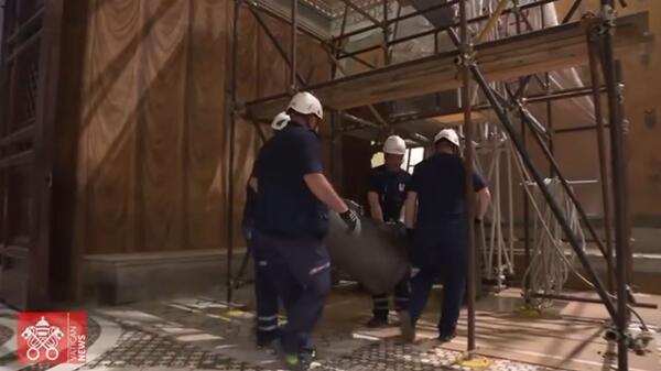 Pracownicy ekip technicznych przygotowują to miejsce na potrzeby kardynałów, którzy wybiorą nowego papieża
