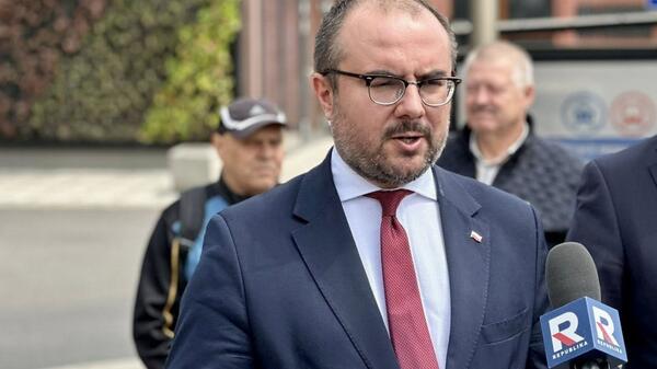 Panowie Tusk, Siemoniak, Bodnar – zamiast zajmować się patusem Murańskim, wyślijcie tam w końcu Policję i każcie im działać!, alarmuje poseł PiS Paweł Jabłoński