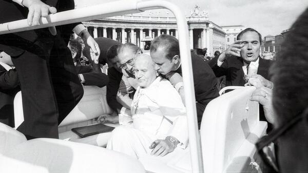 Zamach miał miejsce 13 maja 1981 roku w rocznicę objawień w Fatimie