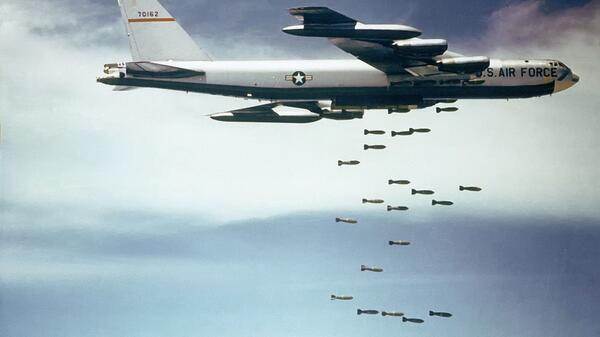 B-52 zrzucający ładunek bomb