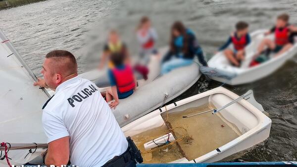 Akcja policjantów na jeziorze Sławskim