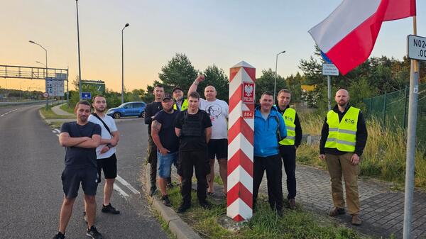 Ochronę Polski przed nielegalnymi imigrantami wzięły na siebie patrole obywatelskie. Za ich patriotyczne zaangażowanie podziękowali m. in. prezydent Andrzej Duda i prezydent elekt Karol Nawrocki