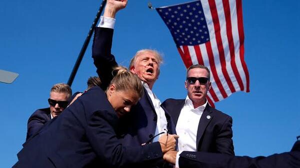 Donald Trump - moment po zamachu na jego życie w Butler