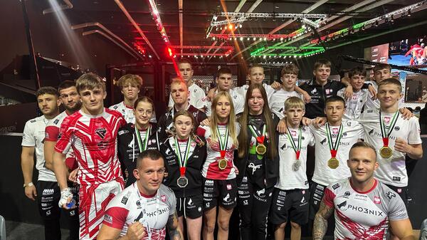 Młodzieżowa kadra Polski MMA, powołana przez Stowarzyszenie MMA Polska, wróciła do kraju ze Zjednoczonych Emiratów Arabskich, w których odbywały się Młodzieżowe Mistrzostwa Świata IMMAF 2025