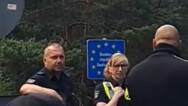 niemieccy policjanci przechodzą na polską ziemię i prowokują
