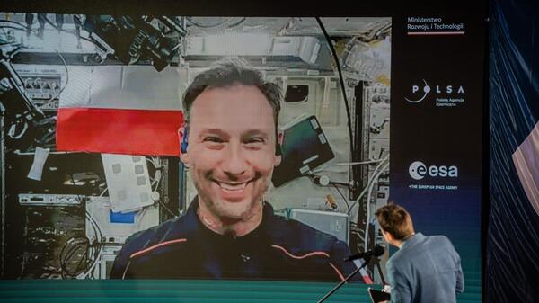 Podczas swojej misji polski astronauta zrealizował 13 eksperymentów naukowych, 30 pokazów edukacyjnych oraz cztery bezpośrednie łączenia z młodzieżą i dziećmi w Polsce