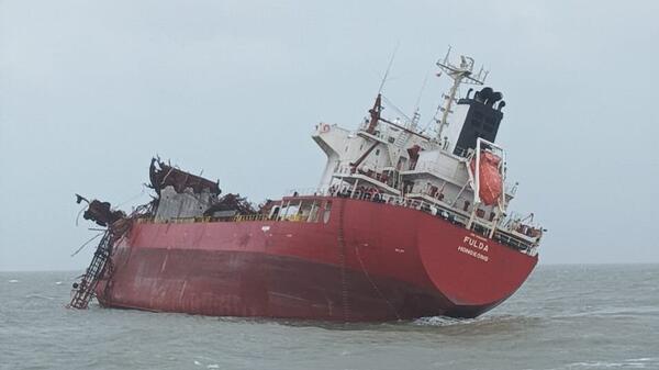 Tankowiec pod banderą Hongkongu. Dziwna eksplozja po wyjściu z portu