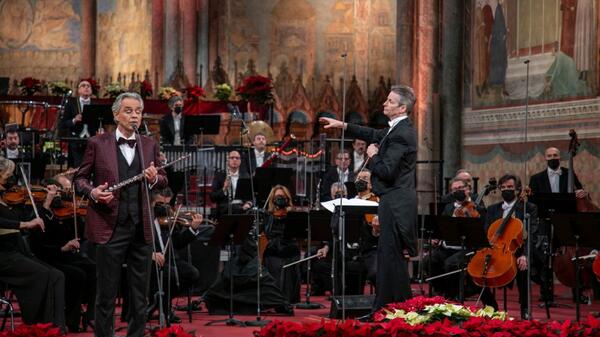 Andrea Bocelli wraz z synem Matteo dołączą do zgromadzenia w modlitwie, ofiarując pieśń przed błogosławieństwem Ojca Świętego