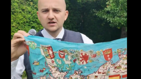 Dariusz Matecki prezentuje szokującą chustę z granicami Niemiec, które nie istnieją